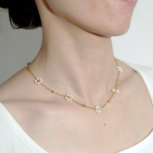 Perlas Radiantes: Collar de Titanio y Acero para Mujer, una Joya Elegante y Resistente