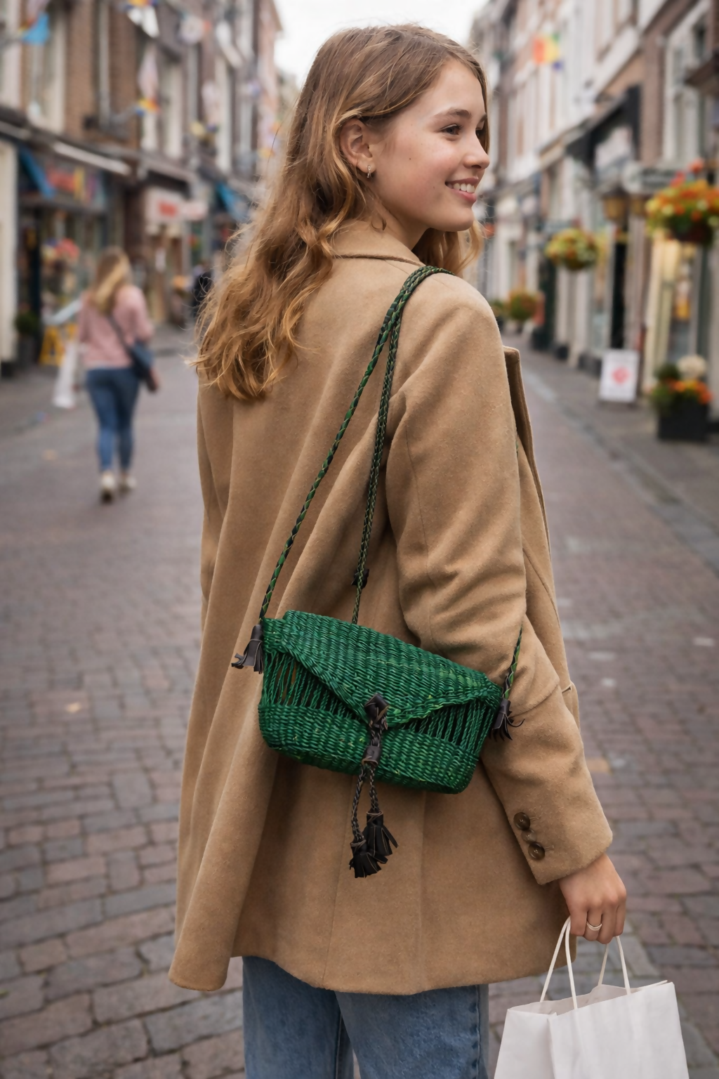 "Green Luxe" Luxuriöse handgefertigte Damen Umhängetasche aus Elefantengras aus Ghana