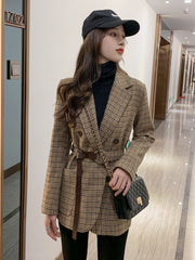 Traje de cuadros slim fit para mujer confeccionado en algodón en un moderno color marrón