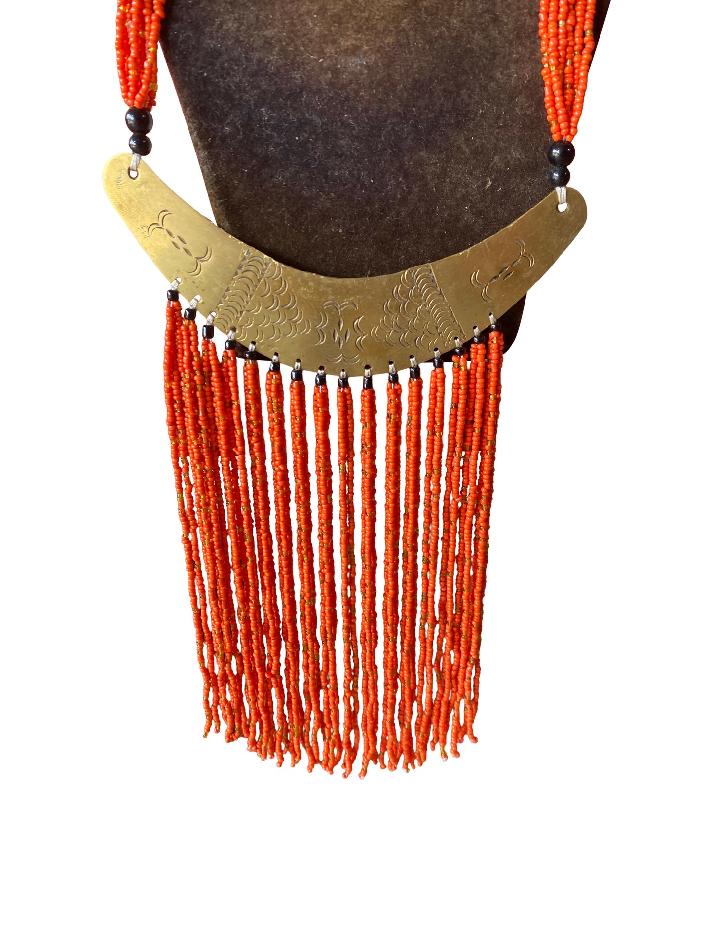 Statement-Kette mit graviertem Messing-Horn-Anhänger und feueroranger Perlenfranse