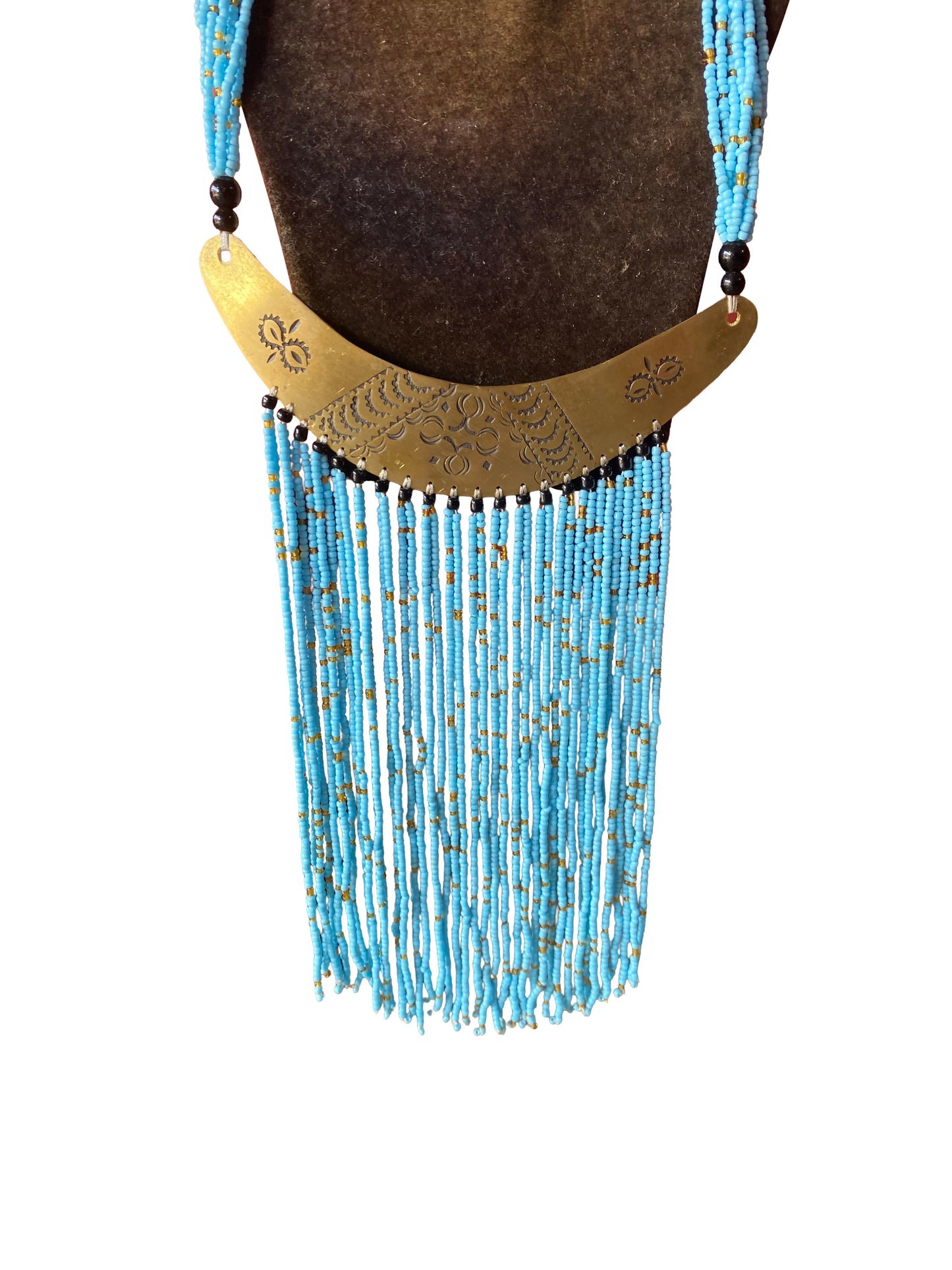 Statement-Kette mit graviertem Messing-Horn-Anhänger und türkisblauer Perlenfranse