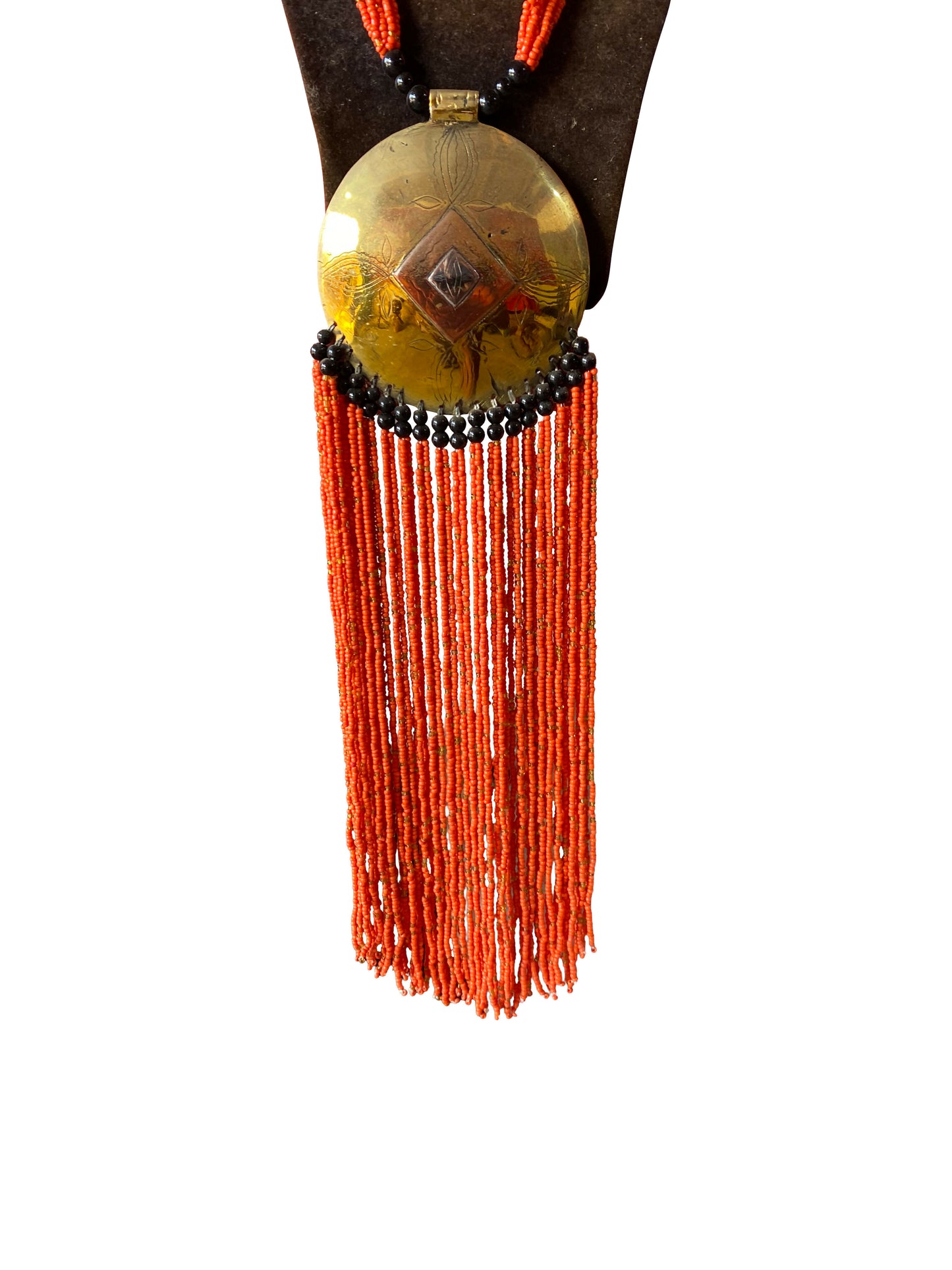 Statement-Kette mit Bronze-Medaillon und leuchtend oranger Perlenfranse