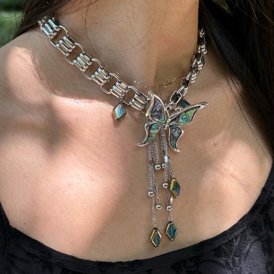 Encanto Oriental: Collar de Mariposa con Detalles Brillantes y Elegantes