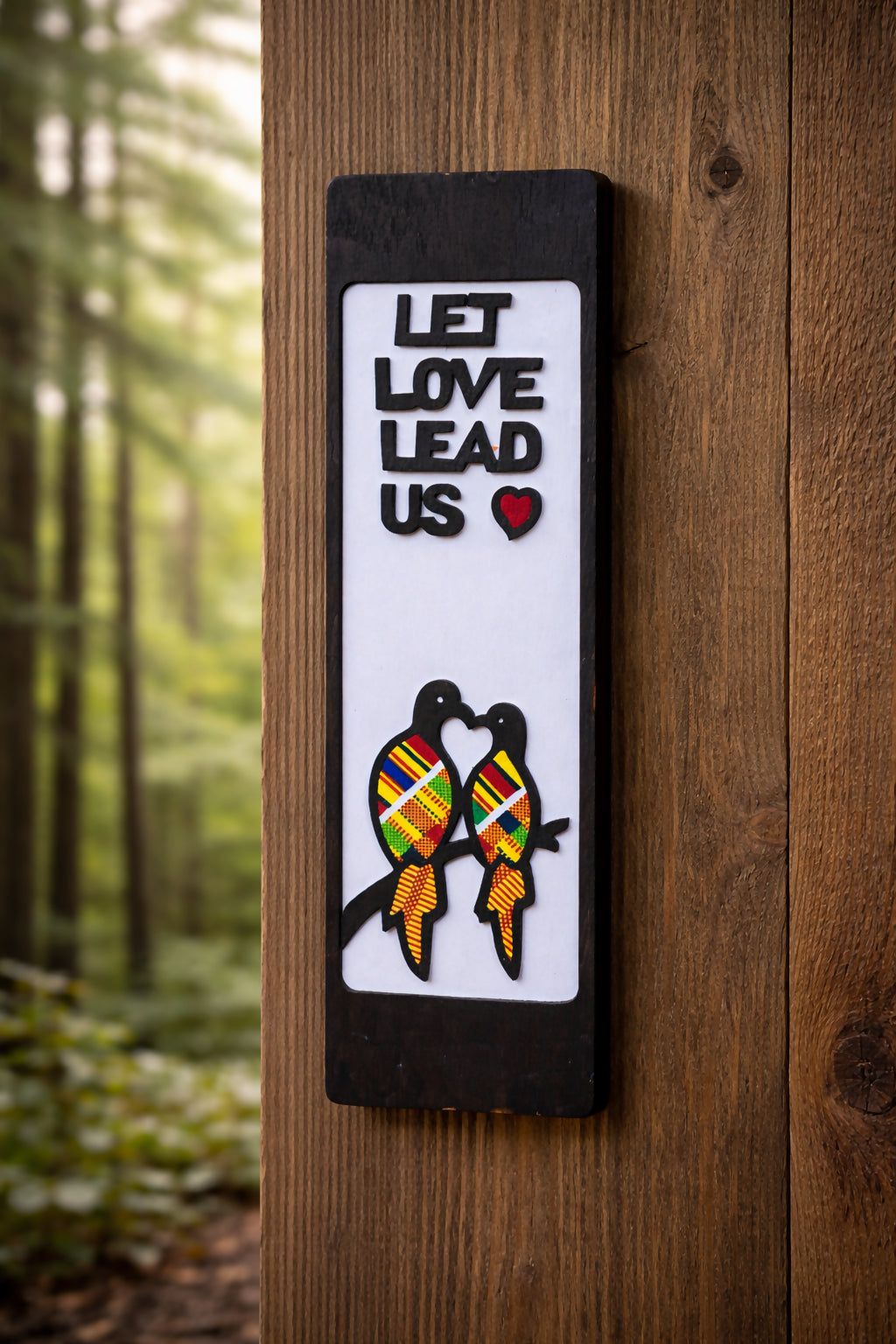 „Let Love Lead Us“ Handgefertigtes Kunstwerk aus Ghana auf Ebenholz mit Kente-Stoff