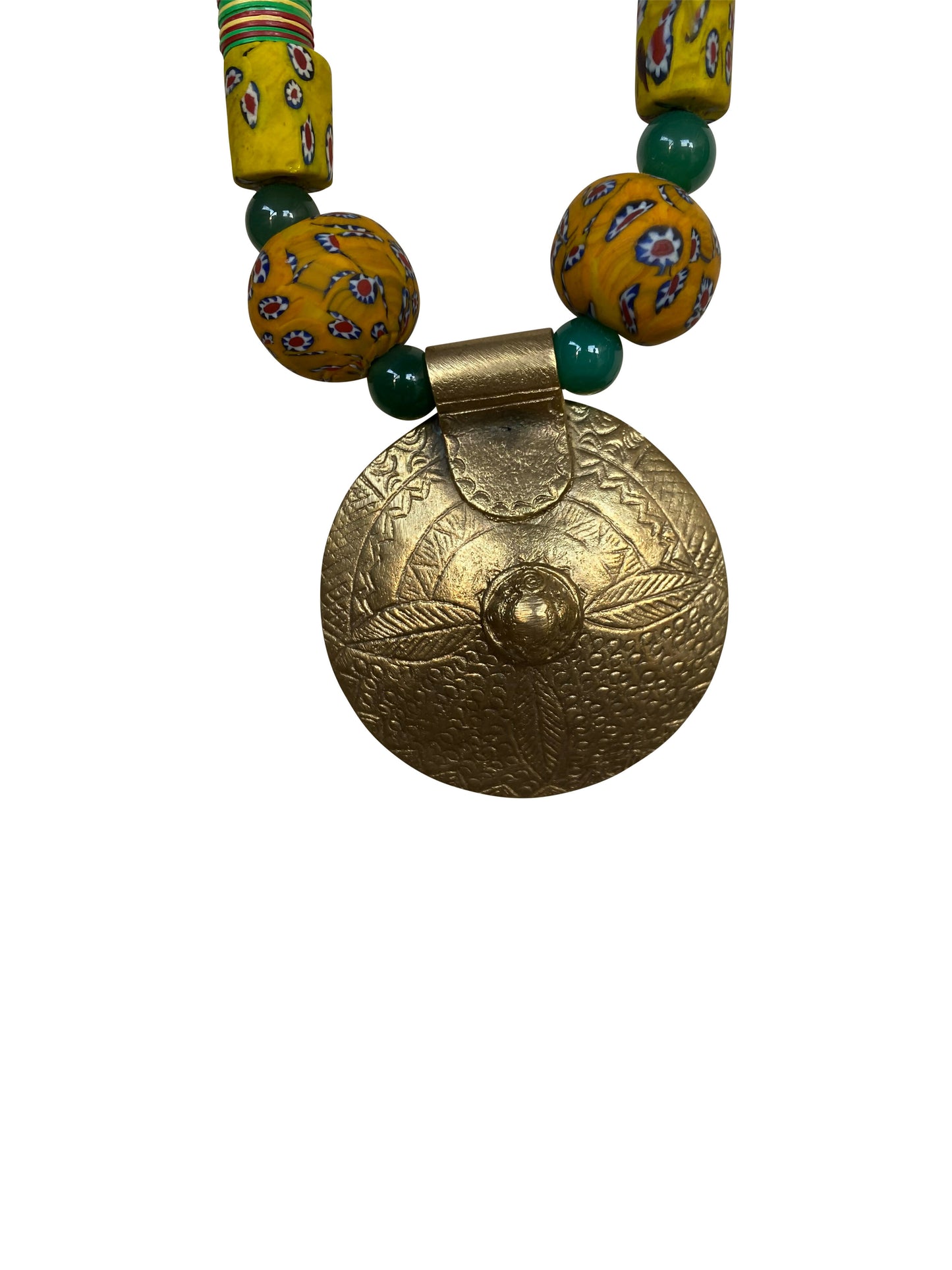Traditionelle Ghana-Perlenkette mit Messing-Anhänger – Statement-Schmuck in kräftigen Farben