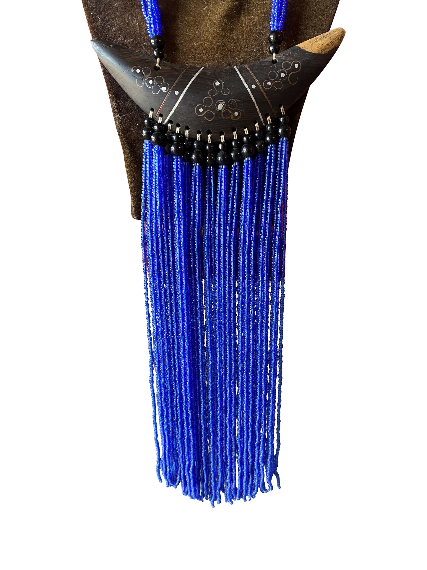 Statement-Kette mit geschnitztem Ebenholz-Horn-Anhänger und blauer Perlenfranse
