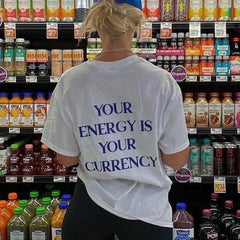 Camiseta con letras estampadas en la espalda Your Energy Is Your Currency