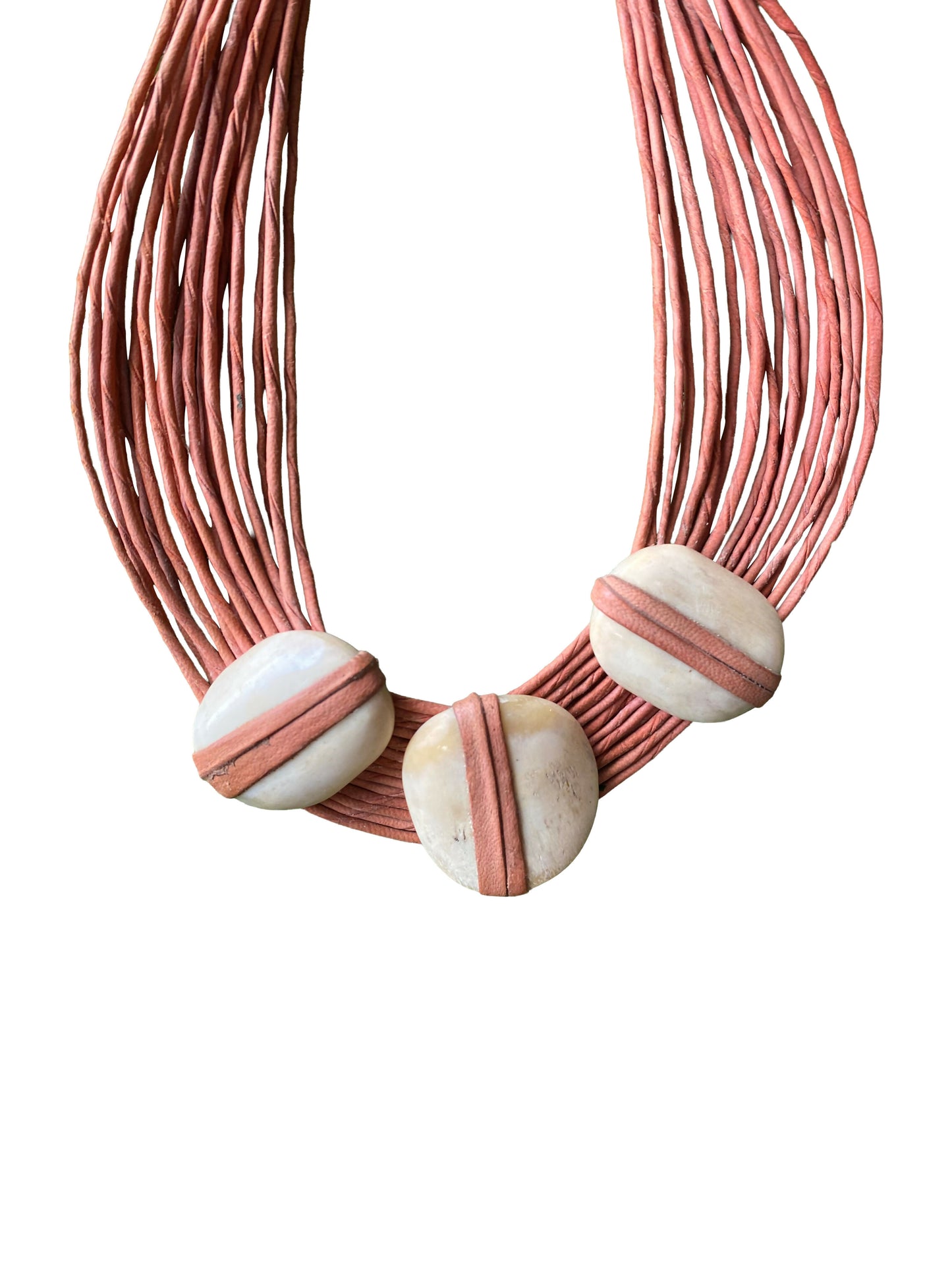 "Raw Elegance" Halskette mit Charakter behandelten Knochen und Ledersträngen