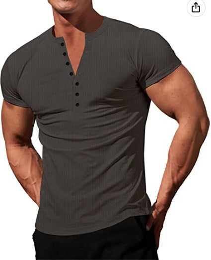 Camiseta ajustada con cuello en V y botones de color liso para hombre