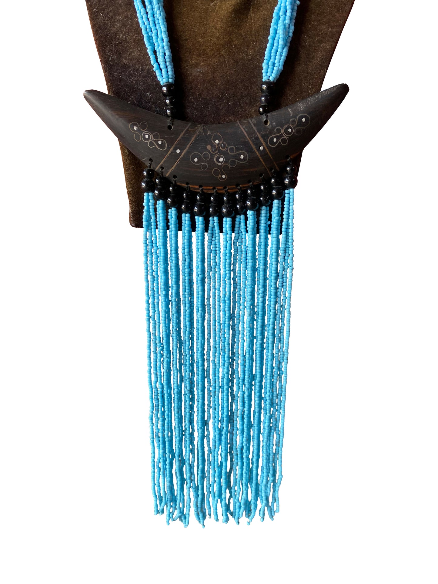 Statement-Kette mit geschnitztem Ebenholz-Horn-Anhänger und türkisblauer Perlenfranse