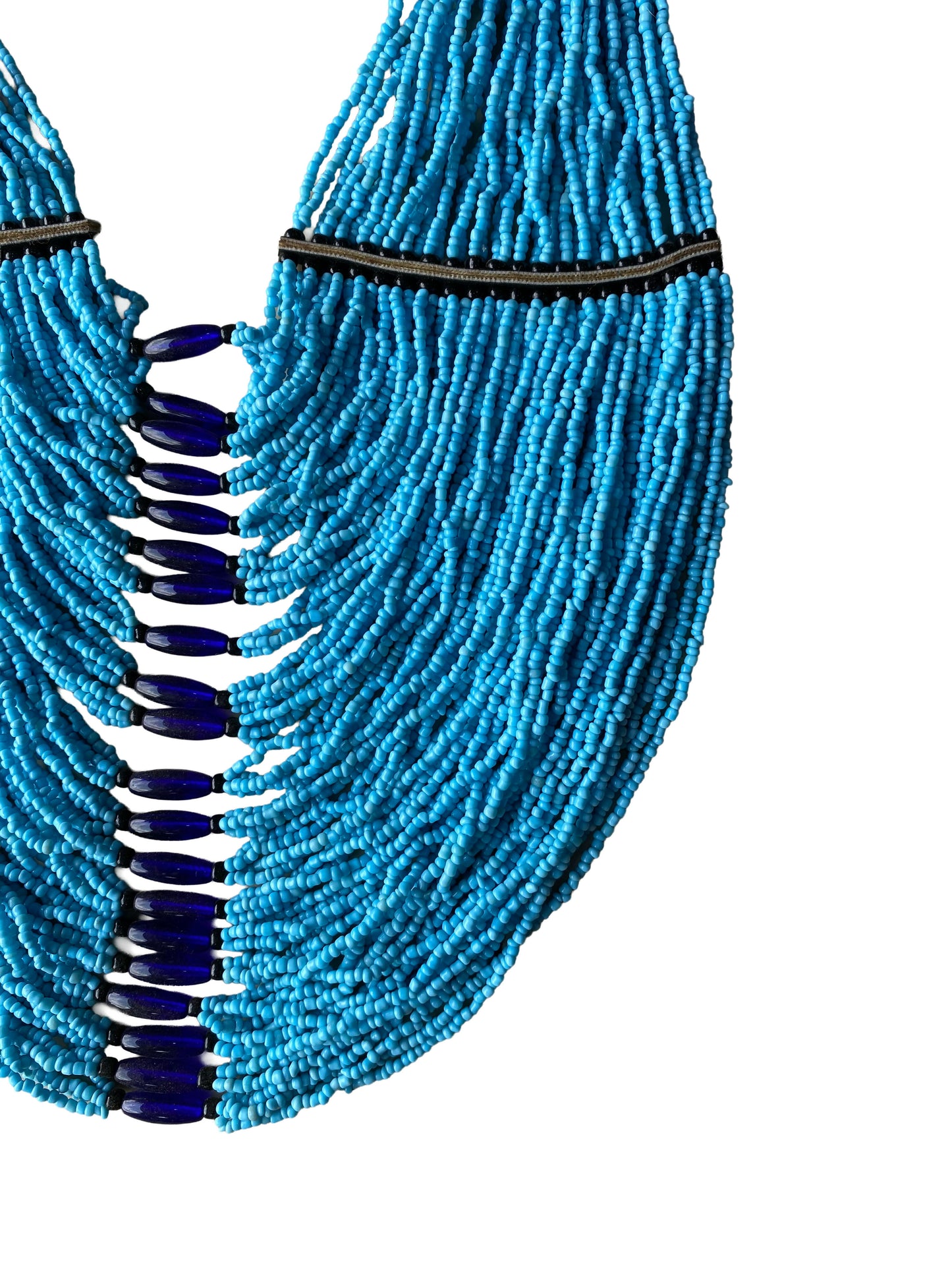 Kraftvolles Perlen Collier mit türkis fließender Struktur