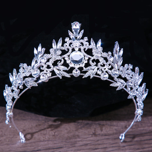 Corona Brillante: Destellos de Fantasía para tu Celebración