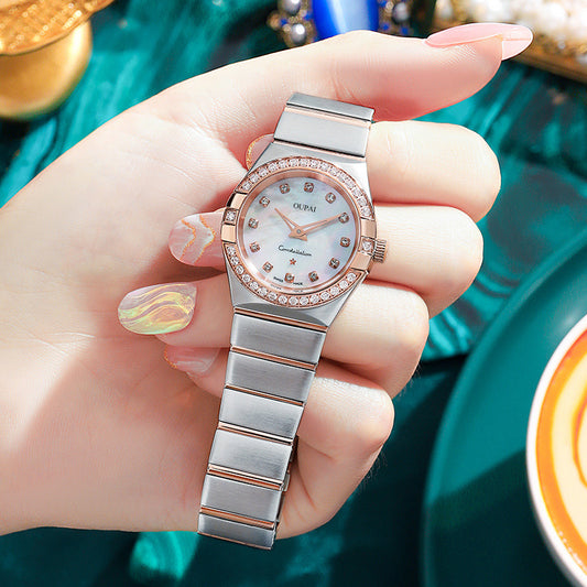 Lujo atemporal: Elegante reloj de señora en oro y plata con brazalete fino, a la última moda