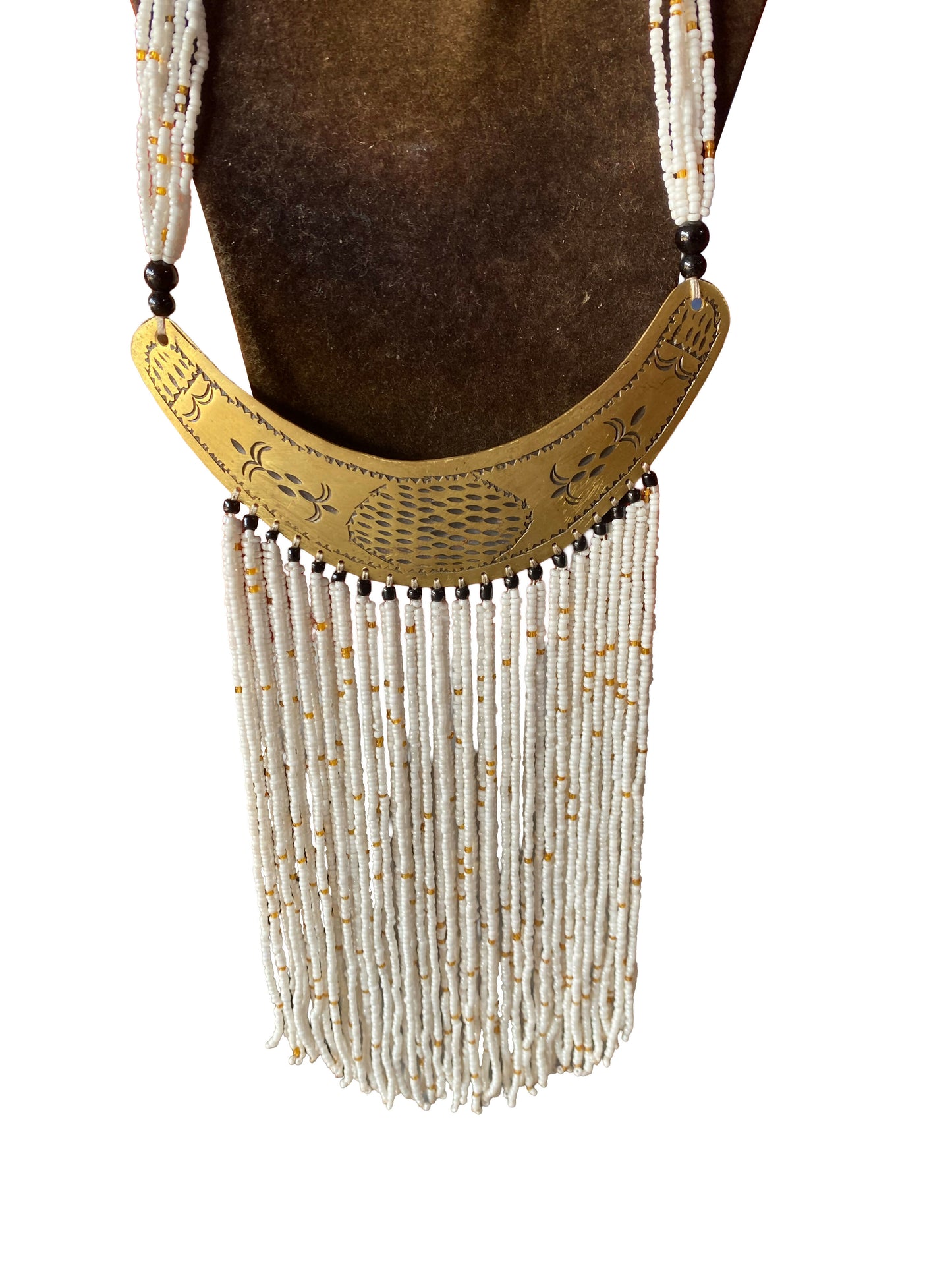 Statement-Kette mit graviertem Messing-Horn-Anhänger und elfenbeinweißer Perlenfranse