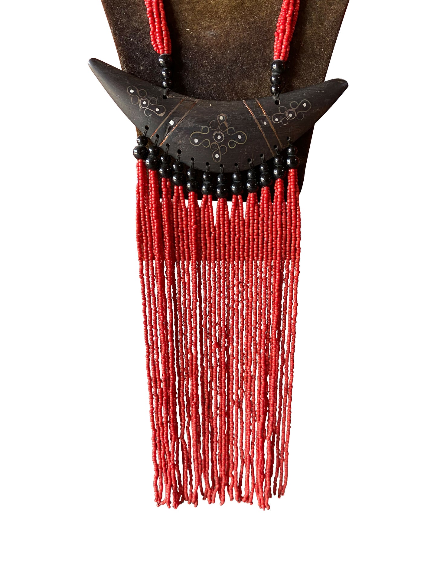 Statement-Kette mit geschnitztem Ebenholz-Horn-Anhänger und roter Perlenfranse