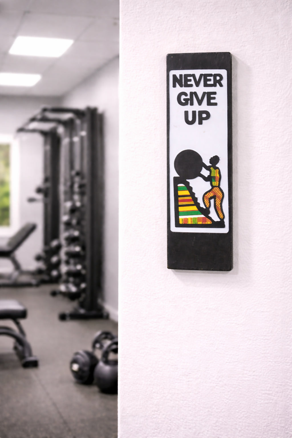 NEVER GIVE UP Handgefertigtes Wandbild aus Ghana auf Ebenholz