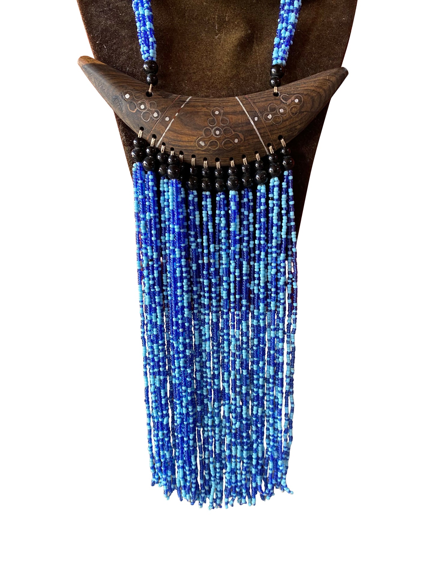 Statement-Kette mit geschnitztem Ebenholz-Horn-Anhänger und blau-weißer Perlenfranse