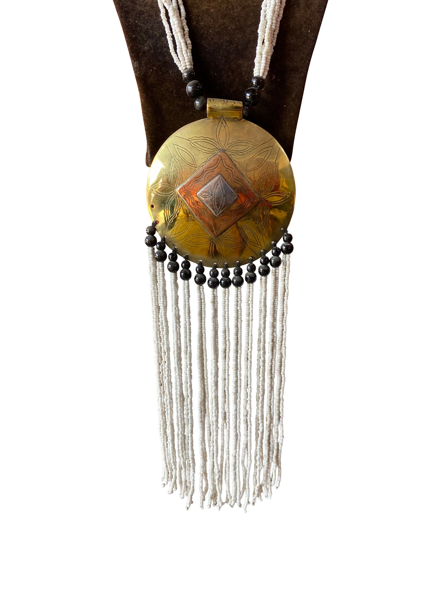 Statement-Kette mit großer Bronze-Medaillon und Perlenfransen