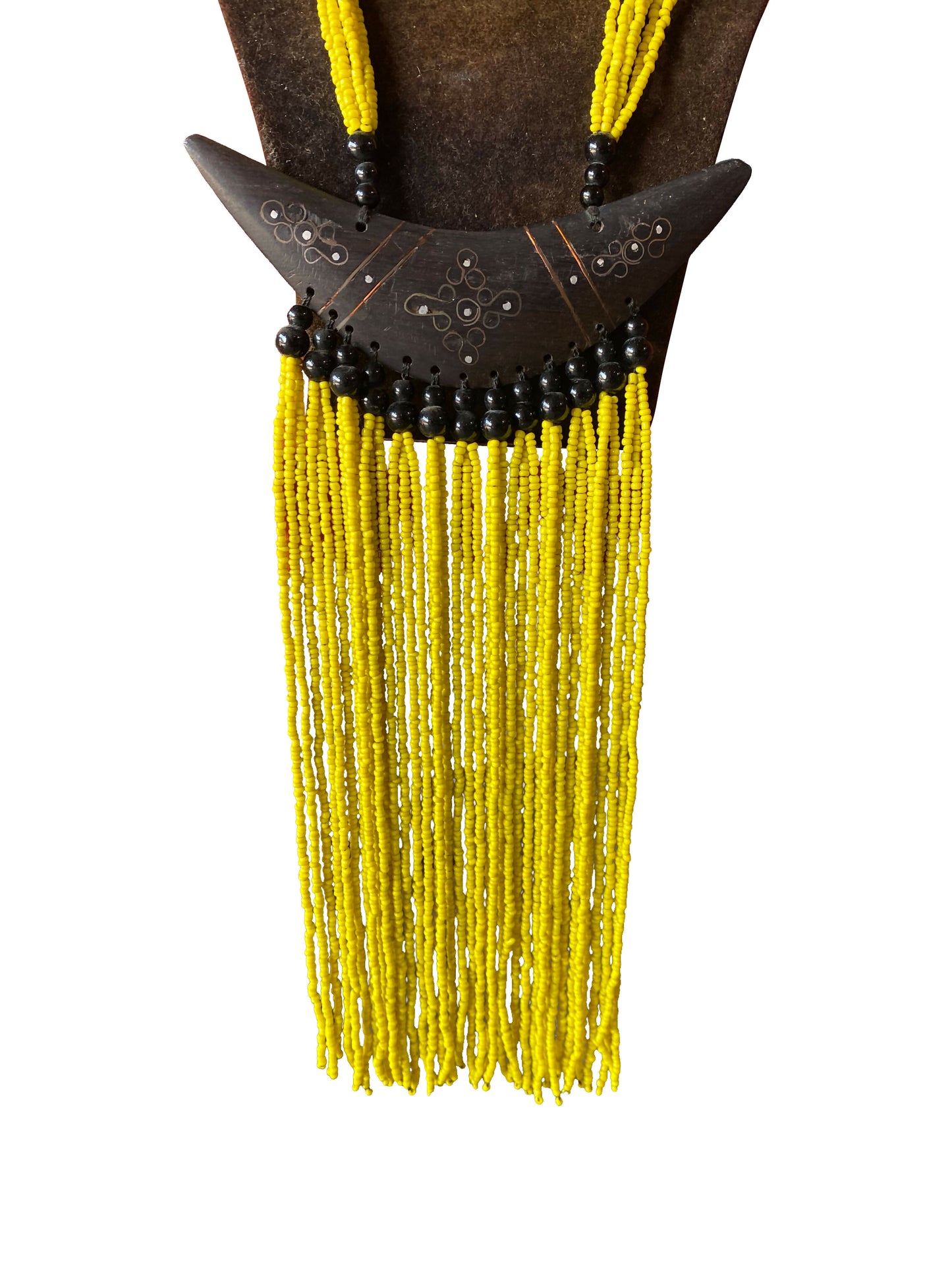 Statement-Kette mit geschnitztem Ebenholz-Horn-Anhänger und sonnengelber Perlenfranse