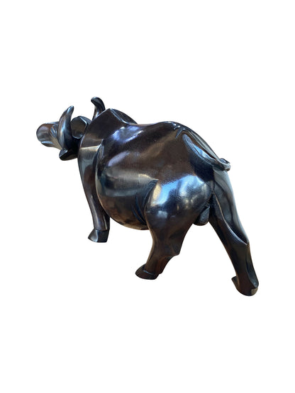 Buffalo Spirit – Handgeschnitzte Ebenholz-Skulptur | Sinnbild für Kraft & Standhaftigkeit (42 × 13 × 20 cm)