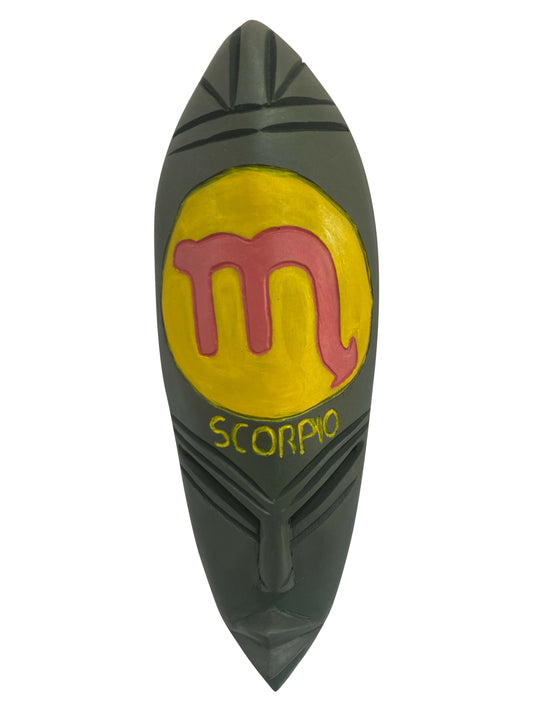 Skorpion – Sternzeichen-Maske der Intensität | Handgeschnitzt aus Thickwood mit gelben Akzenten (37 × 12 × 6 cm)