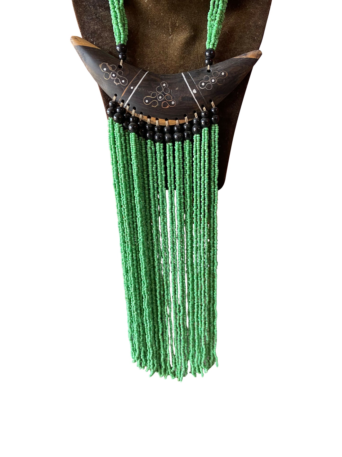 Statement-Kette mit geschnitztem Horn-Anhänger und grüner Perlenfranse