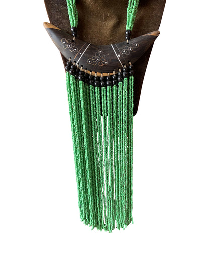 Statement-Kette mit geschnitztem Horn-Anhänger und grüner Perlenfranse