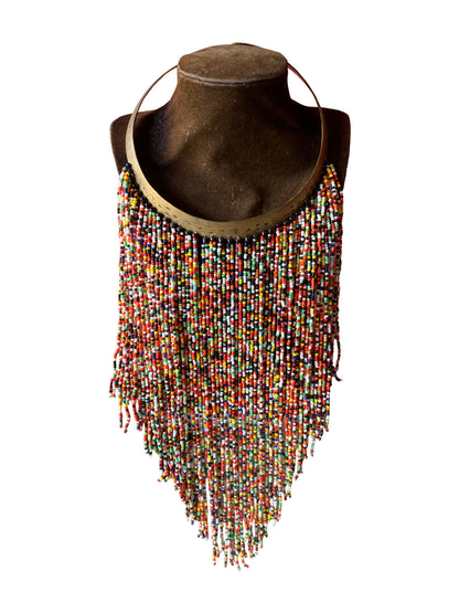 Bunte Statement-Halskette mit Messing-Ring und langer Perlenfranse