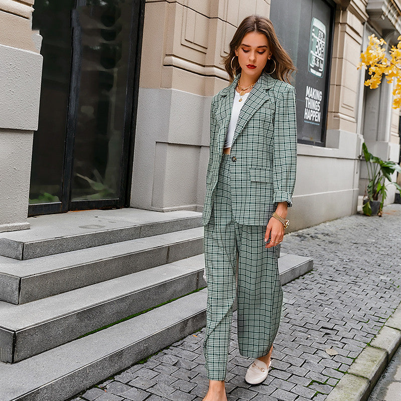 Elegante traje de mujer, perfecto para el trabajo o para salir con estilo