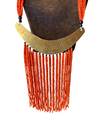 Statement-Kette mit graviertem Messing-Horn-Anhänger und feueroranger Perlenfranse