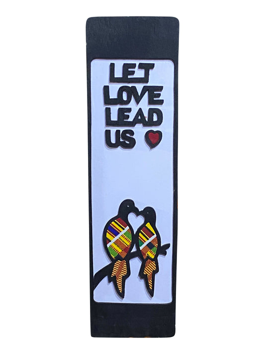 „Let Love Lead Us“ Handgefertigtes Kunstwerk aus Ghana auf Ebenholz mit Kente-Stoff