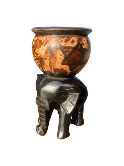 „Wächter der Abendglut“ – Elefantenskulptur mit Rauchbrand-Schale, Ossese-Holz