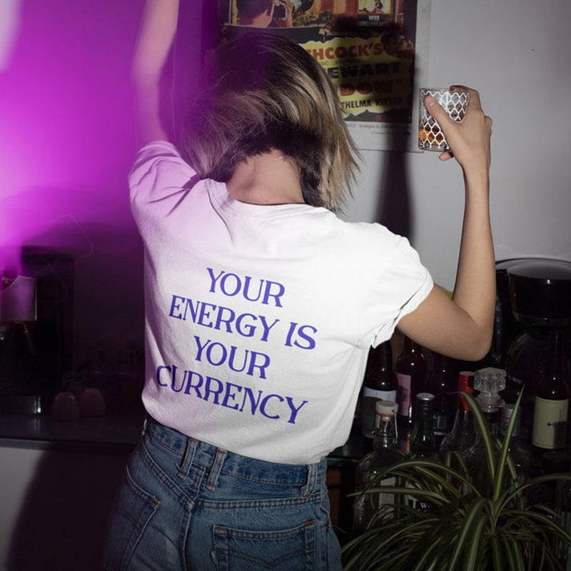 Camiseta con letras estampadas en la espalda Your Energy Is Your Currency