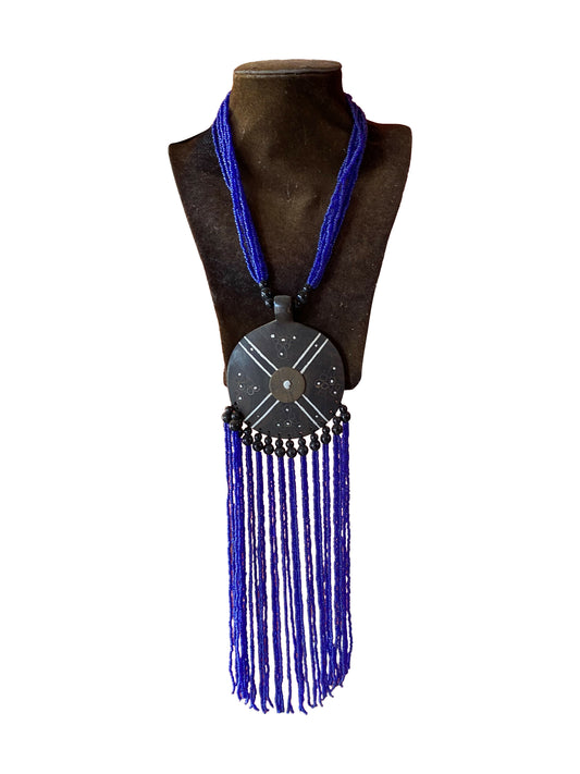 Handgefertigte Ghana-Kette mit Ebenholz-Pendant, blauen Perlensträngen und Fransen