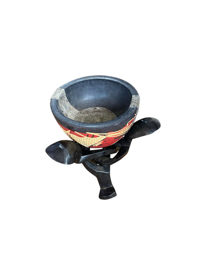 Tradition & Form – Handgeschnitzter Behälter mit Ständer aus Ossese-Holz | Kunst & Funktion in einem (20 × 22 × 11 cm)