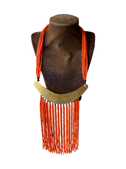 Statement-Kette mit graviertem Messing-Horn-Anhänger und feueroranger Perlenfranse