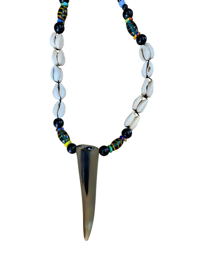 Schamanische Kraftkette aus Ghana Handgefertigt mit Hornanhänger & Cowrie-Muscheln