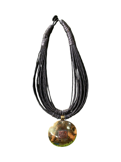 "Nomad Bronze" Collier expressif avec brins de cuir et pendentif en bronze poli