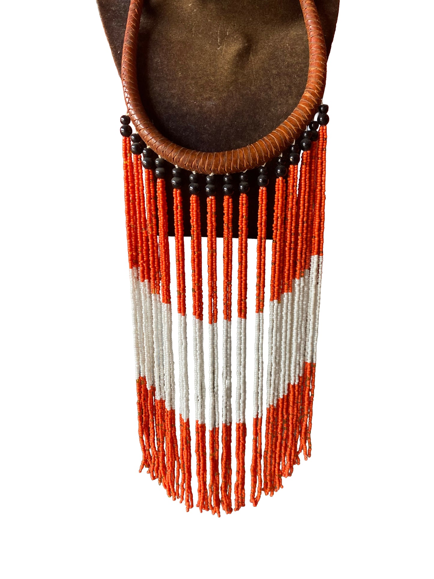 Boho Statement-Halskette mit geflochtenem Leder und rot-weißer Perlenfranse