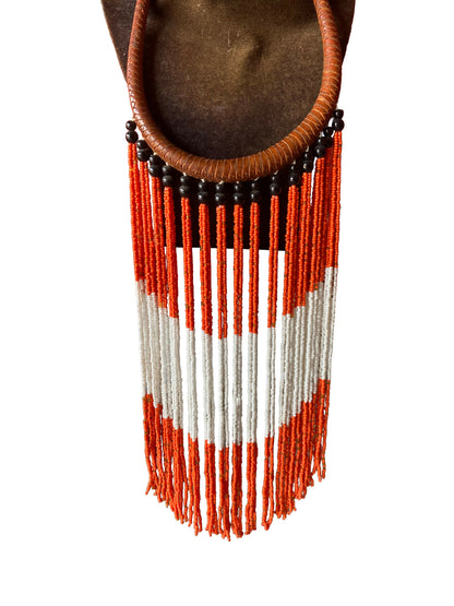 Boho Statement-Halskette mit geflochtenem Leder und rot-weißer Perlenfranse