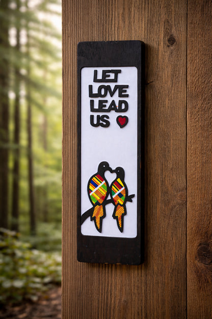 „Let Love Lead Us“ Handgefertigtes Kunstwerk aus Ghana auf Ebenholz mit Kente-Stoff
