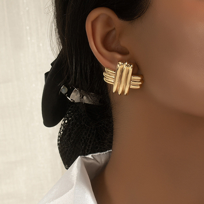 Encanto Dorado: Aretes con Torsión Geométrica para un Look Deslumbrante