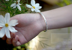 Elegancia Celestial: Pulsera de Tubo Redondo Push-Pull con Cobre Blanco Plateado y Lluvia de Meteoritos