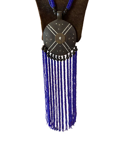 Handgefertigte Ghana-Kette mit Ebenholz-Pendant, blauen Perlensträngen und Fransen