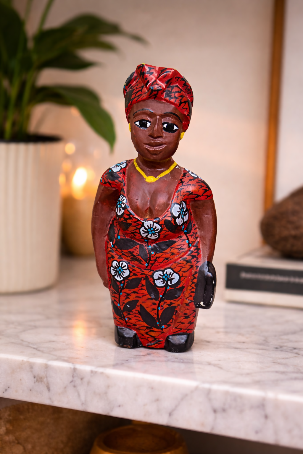 „Ghana Grace“ Handgeschnitzte und handbemalte Holzfigur aus Ghana (Osese Wood)