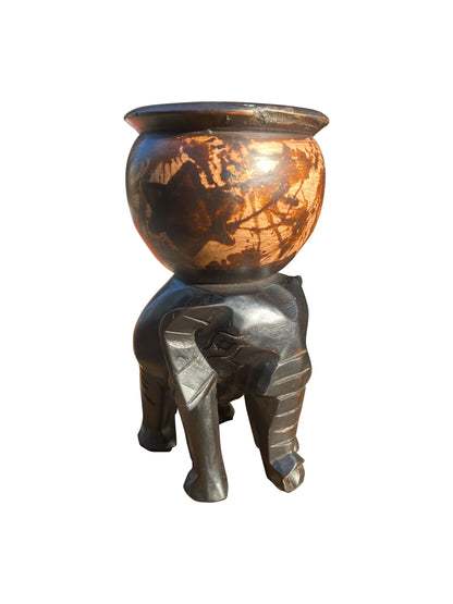 „Wächter der Abendglut“ – Elefantenskulptur mit Rauchbrand-Schale, Ossese-Holz