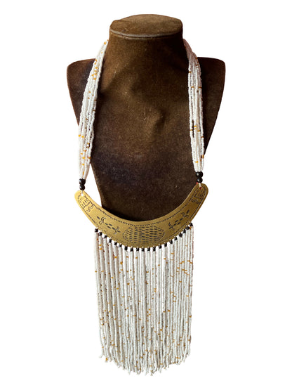 Statement-Kette mit graviertem Messing-Horn-Anhänger und elfenbeinweißer Perlenfranse