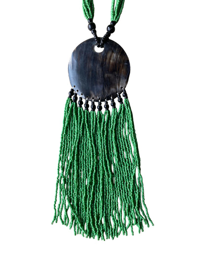 Glas beads Halskette mit beweglichen Fransen und Hornscheibe