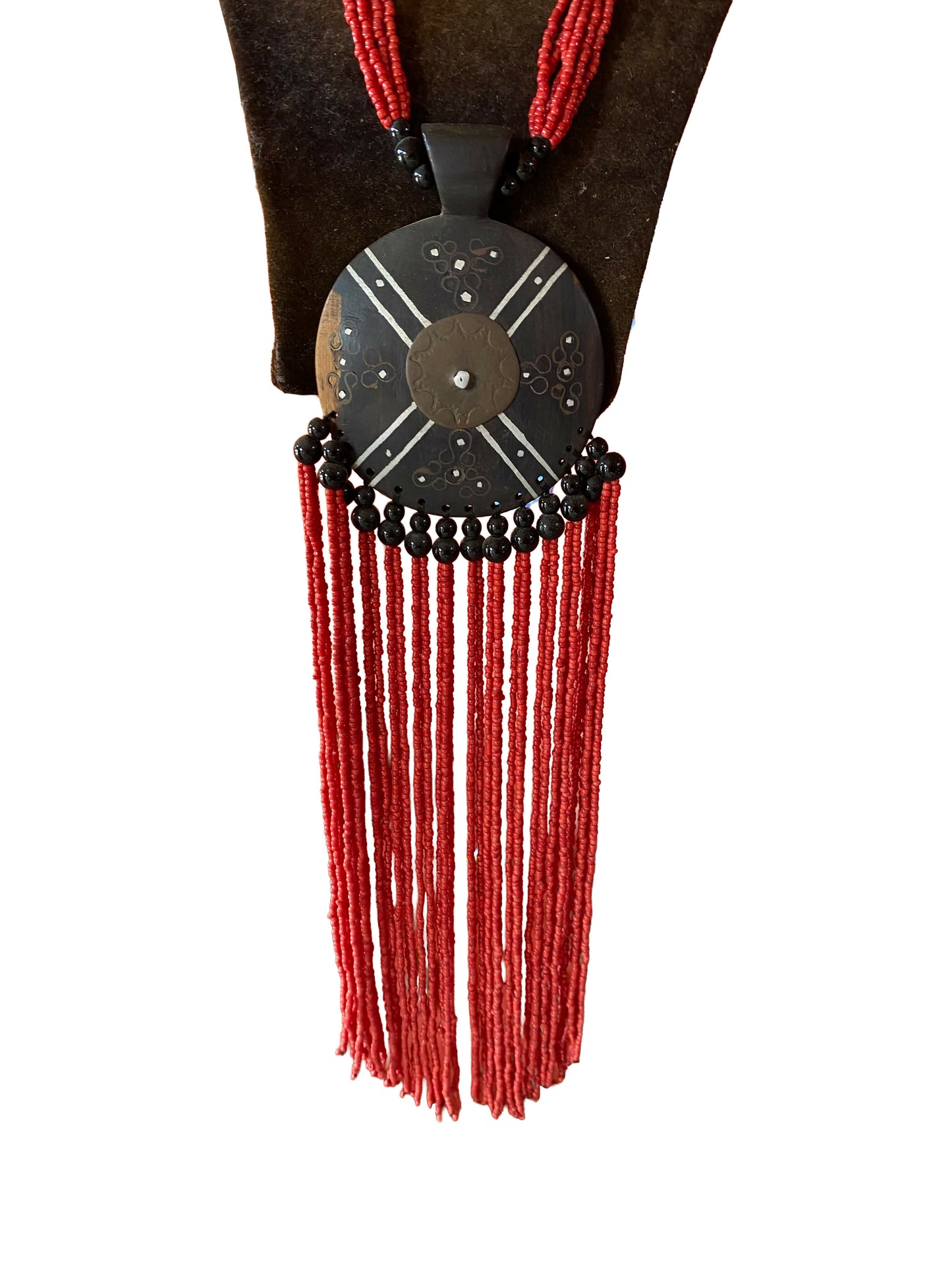 Handgefertigte Ghana-Kette mit Ebenholz-Pendant, roten Perlensträngen und Fransen