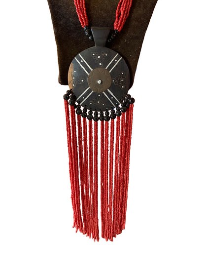 Handgefertigte Ghana-Kette mit Ebenholz-Pendant, roten Perlensträngen und Fransen
